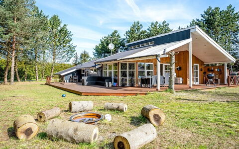 Akseli - 800M from the Sea: Grass, House, Roof, Home, Cottage, Shrub, Land Lot, Rural Area, Farmhouse, Groundcover