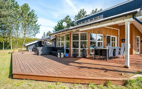 Akseli - 800M from the Sea: Grass, House, Roof, Home, Cottage, Shrub, Land Lot, Rural Area, Farmhouse, Groundcover