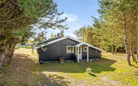 Akseli - 800M from the Sea: Grass, House, Roof, Home, Cottage, Shrub, Land Lot, Rural Area, Farmhouse, Groundcover
