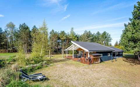 Akseli - 800M from the Sea: Grass, House, Roof, Home, Cottage, Shrub, Land Lot, Rural Area, Farmhouse, Groundcover