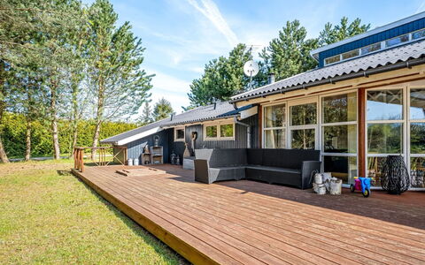 Akseli - 800M from the Sea: Grass, House, Roof, Home, Cottage, Shrub, Land Lot, Rural Area, Farmhouse, Groundcover