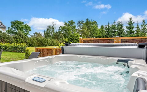Tialda - 1.3Km from the Sea: Plumbing Fixture, Bathtub, Jacuzzi, Swimming Pool, Houseplant, Plumbing, Wood Stain, Eco Hotel, Tap