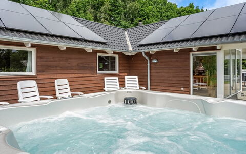 Tialda - 1.3Km from the Sea: Roof, Home, Composite Material, Cottage, Garden, Backyard, Yard, Garden Buildings, Shade