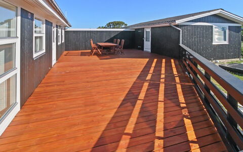 Allis - 400M from the Sea: Home, Cottage, Porch, Hardwood, Siding, Deck, Shade, Plank, Estate, Garden Buildings