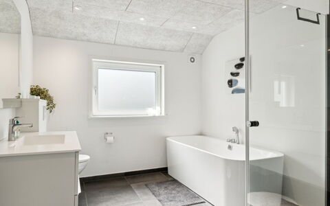 Elke - 3.5Km from the Sea: Wall, Plumbing Fixture, Ceiling, Flooring, Bathroom, Floor, Interior Design, Plumbing, Light Fixture, Sink