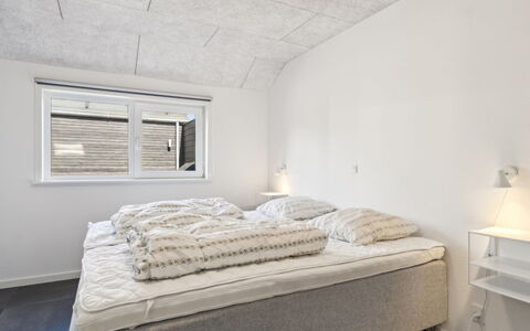 Elke - 3.5Km from the Sea: Ceiling, Bedroom, Bedding, Bed, Freezing, Bed Frame, Bed Sheet, Daylighting, Light Fixture