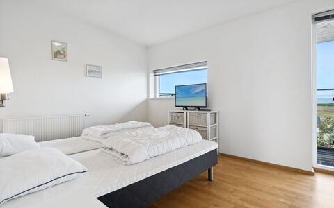 Theis - 100M from the Sea: Home, Floor, Ceiling, Bedroom, Daylighting, Bed, Hotel, Bedding