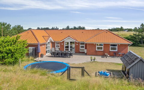 Jonke - 800M from the Sea: Shrub, Urban Design, Groundcover, Brick, Apartment, Estate, Brickwork, Balcony, Landscaping