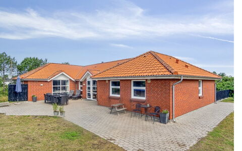 Jonke - 800M from the Sea: Shrub, Urban Design, Groundcover, Brick, Apartment, Estate, Brickwork, Balcony, Landscaping