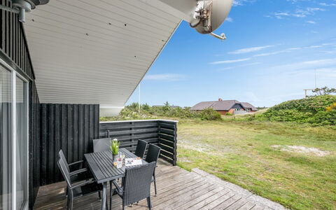 Unni - from the Sea: Roof, House, Home, Cottage, Siding, Estate, Driveway, Garden Buildings, Yard, Shed