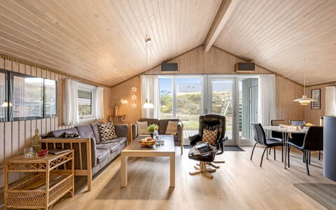 Unni - from the Sea: Roof, House, Home, Cottage, Siding, Estate, Driveway, Garden Buildings, Yard, Shed