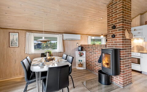 Unni - from the Sea: Roof, House, Home, Cottage, Siding, Estate, Driveway, Garden Buildings, Yard, Shed