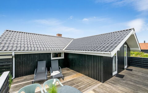 Unni - from the Sea: Roof, House, Home, Cottage, Siding, Estate, Driveway, Garden Buildings, Yard, Shed