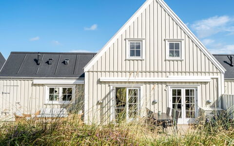 Ingmarie - 1Km from the Sea: Building, House, Residential Area, Home, Shrub, Roof, Cottage, Estate, Garden