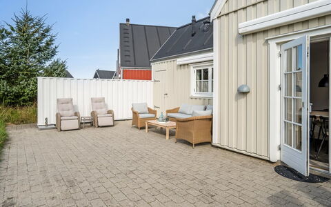 Ingmarie - 1Km from the Sea: Building, House, Residential Area, Home, Shrub, Roof, Cottage, Estate, Garden