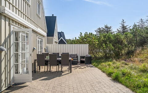 Ingmarie - 1Km from the Sea: Building, House, Residential Area, Home, Shrub, Roof, Cottage, Estate, Garden