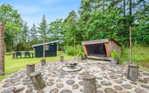Arttu - 2.4Km from the Sea: Plant Community, Sunlight, Herbaceous Plant, Garden, Plantation, Agriculture, Farm
