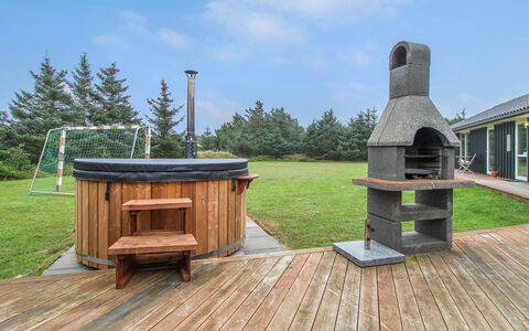 Faye - 600M from the Sea: House, Roof, Home, Cottage, Shed, Garden Buildings, Siding, Yard, Log Cabin, Hut