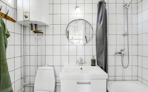 Uffi - 300M from the Sea: Interior Design, Plumbing Fixture, Flooring, Bathroom, Floor, Plumbing, Sink, Tap, Room, Bathroom Sink