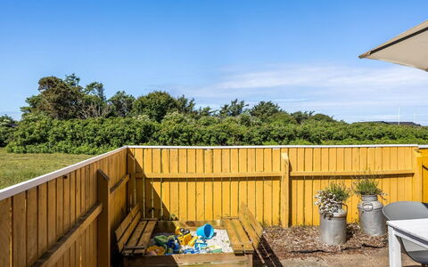 Uffi - 300M from the Sea: Sky, Land Lot, Fence, Sunlight, Shade, Garden, Home Fencing, Landscaping, Wood Stain, Plank
