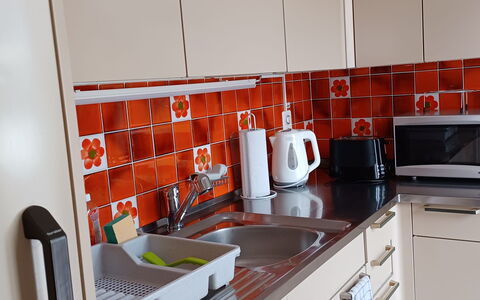 Vela da Reto: Cabinetry, Kitchen Sink, Tap, Sink, Property, Furniture, Plumbing Fixture, Countertop, Kitchen, Wood