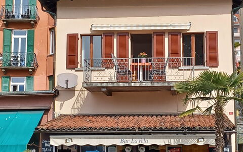 Vela da Reto: Building, Window, Property, Plant, Door, Architecture, Wood, Neighbourhood, House