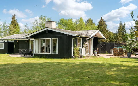 Morle - 600M from the Sea: Wood, Cottage, Hardwood, Plank, Wood Stain, Garden Buildings, Design, Yard, Log Cabin, Backyard