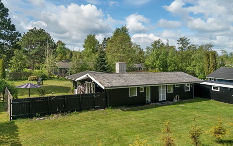 Morle - 600M from the Sea: Wood, Cottage, Hardwood, Plank, Wood Stain, Garden Buildings, Design, Yard, Log Cabin, Backyard