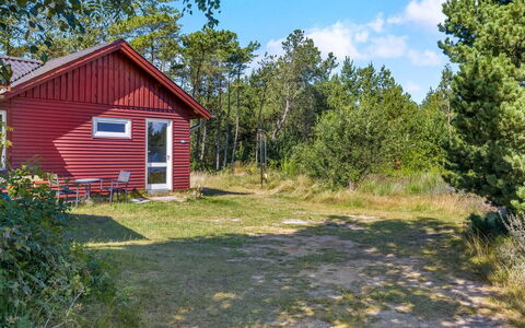 Dorreth - 800M from the Sea: Home, Cottage, Porch, Hardwood, Siding, Deck, Shade, Plank, Estate, Garden Buildings