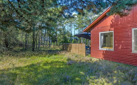 Dorreth - 800M from the Sea: Home, Cottage, Porch, Hardwood, Siding, Deck, Shade, Plank, Estate, Garden Buildings