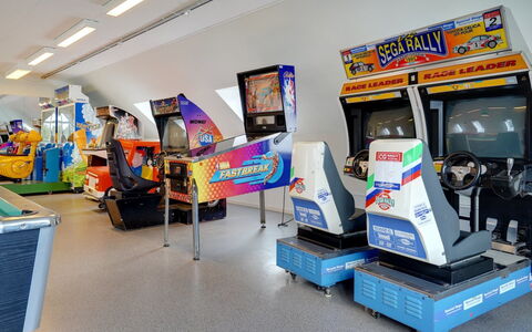 Niilo - 1.7Km from the Sea: Electronic Device, Technology, Machine, Recreation Room, Plastic, Play