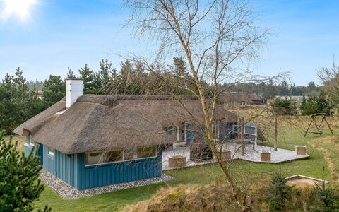 Kenny - 1.2Km from the Sea: Cottage, Shed, Hut, Farmhouse, Prairie, Shack, Barn, Log Cabin, Garden Buildings