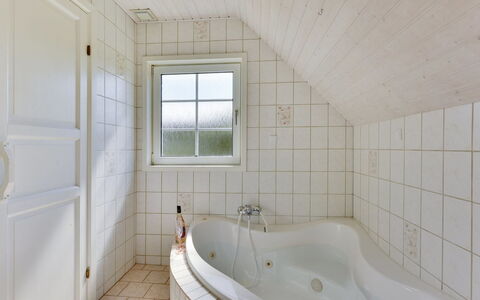 Pasi - 1.2Km from the Sea: Plumbing Fixture, Bathroom, Bathtub, Flooring, Ceiling, Floor, Plumbing, Composite Material, Tile, Tap