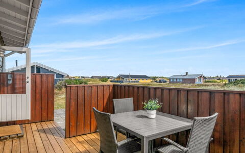 Evelin - from the Sea: Wood, Home, Shade, Hardwood, Plank, Cottage, Deck, Wood Stain, Daylighting, Porch