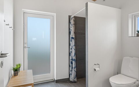 Legolas - 50M from the Sea: Flooring, Floor, Plumbing Fixture, Bathroom, Interior Design, Wood, Toilet, Toilet Seat, Plumbing, Room
