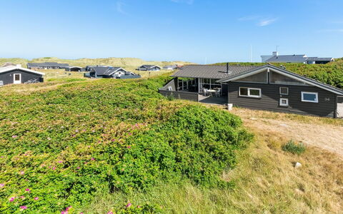 Rink - 150M from the Sea: Home, Residential Area, House, Cottage, Roof, Land Lot, Siding, Garden, Estate, Lawn