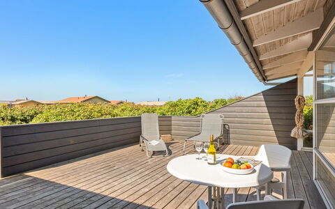 Rink - 150M from the Sea: Home, Residential Area, House, Cottage, Roof, Land Lot, Siding, Garden, Estate, Lawn