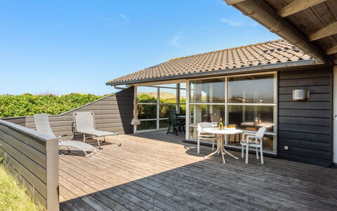 Rink - 150M from the Sea: Home, Residential Area, House, Cottage, Roof, Land Lot, Siding, Garden, Estate, Lawn
