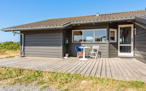 Rink - 150M from the Sea: Home, Residential Area, House, Cottage, Roof, Land Lot, Siding, Garden, Estate, Lawn