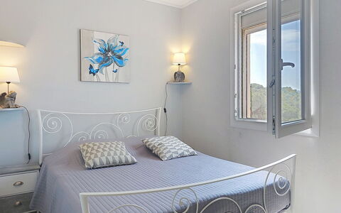 Le Verdon: Furniture, Bed, Bedroom, Interior Design, Bedding, Bed Sheet, Floor, Flooring, Linens, Home
