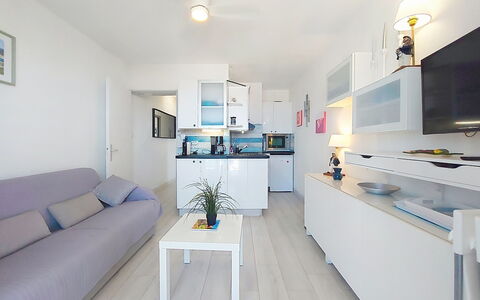 Le Verdon: Furniture, Interior Design, Flooring, Apartment, Floor, Room, Home, Living Room, Couch, Ceiling