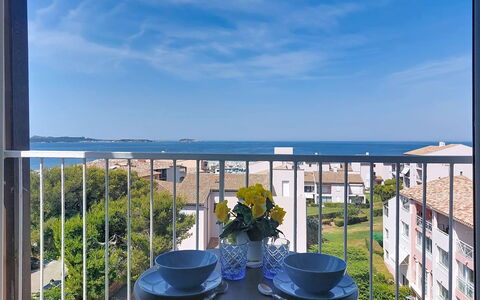 Le Verdon: Balcony, Apartment, Shade, Fence, Hotel, Resort
