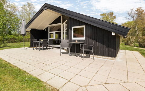 Frimanda - 200M from the Sea: Flooring, Wall, Floor, Interior Design, Wood, Ceiling, Wood Flooring, Lighting, Furniture, Laminate Flooring