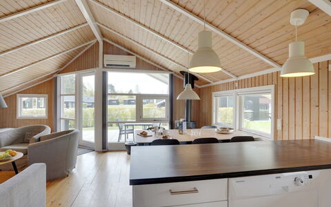 Frimanda - 200M from the Sea: Flooring, Wall, Floor, Interior Design, Wood, Ceiling, Wood Flooring, Lighting, Furniture, Laminate Flooring