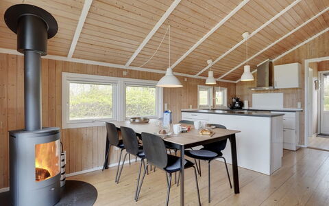 Frimanda - 200M from the Sea: Flooring, Wall, Floor, Interior Design, Wood, Ceiling, Wood Flooring, Lighting, Furniture, Laminate Flooring