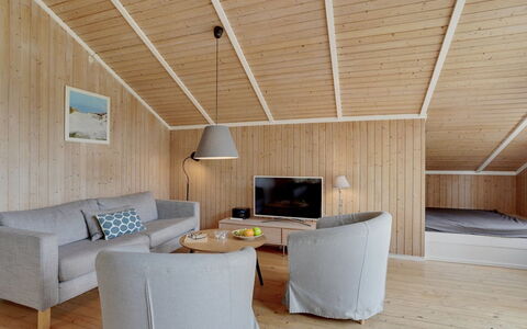 Frimanda - 200M from the Sea: Flooring, Wall, Floor, Interior Design, Wood, Ceiling, Wood Flooring, Lighting, Furniture, Laminate Flooring