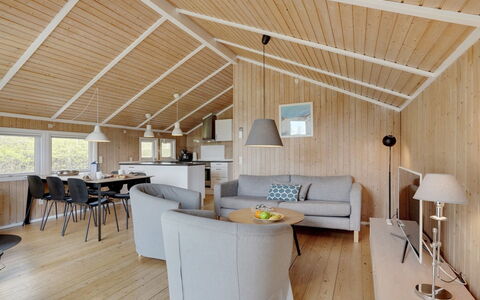 Frimanda - 200M from the Sea: Flooring, Wall, Floor, Interior Design, Wood, Ceiling, Wood Flooring, Lighting, Furniture, Laminate Flooring