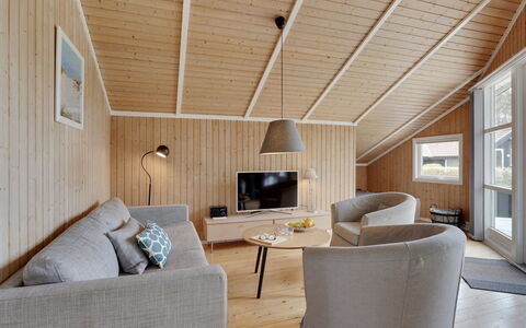 Frimanda - 200M from the Sea: Flooring, Wall, Floor, Interior Design, Wood, Ceiling, Wood Flooring, Lighting, Furniture, Laminate Flooring