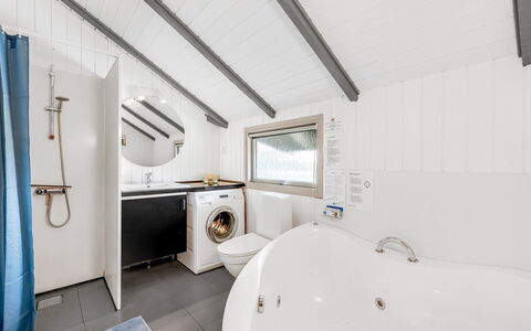 Valia - 400M to the Fjord: Plumbing Fixture, Ceiling, Floor, Flooring, Interior Design, Home, Plumbing, Tap, Bathroom, Bathtub