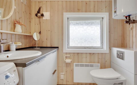 Annli - 1.5Km from the Sea: Wall, Wood, Plumbing Fixture, Flooring, Floor, Sink, Interior Design, Bathroom, Tap, Plumbing